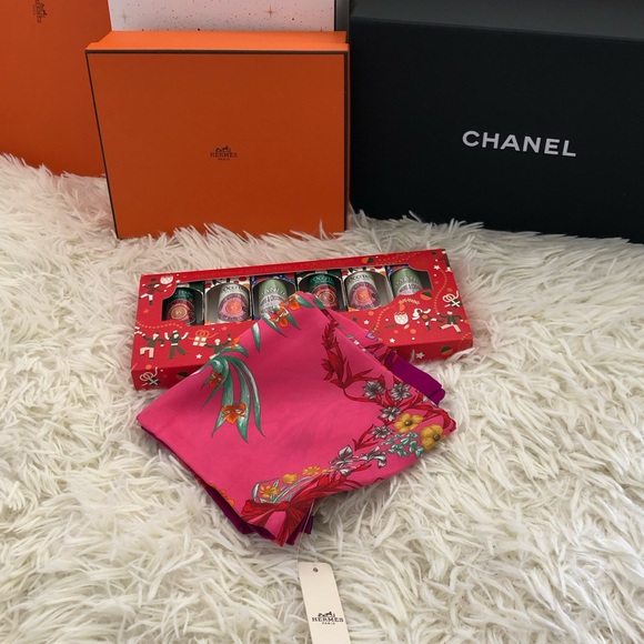 Hermès Carre Vintage (Free Dior Lip Glow Oil & item in last picture)